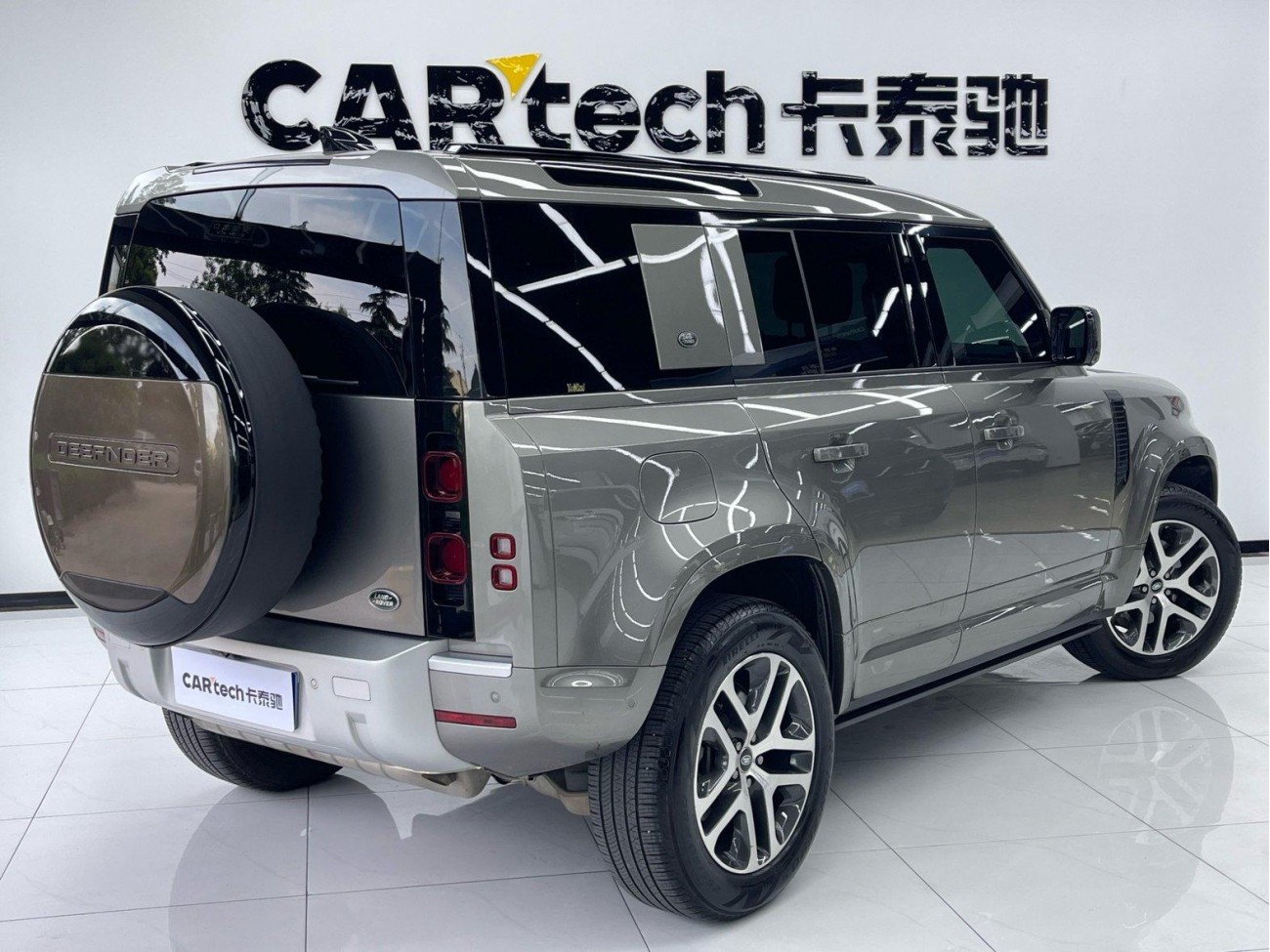Land Rover Defender 2024