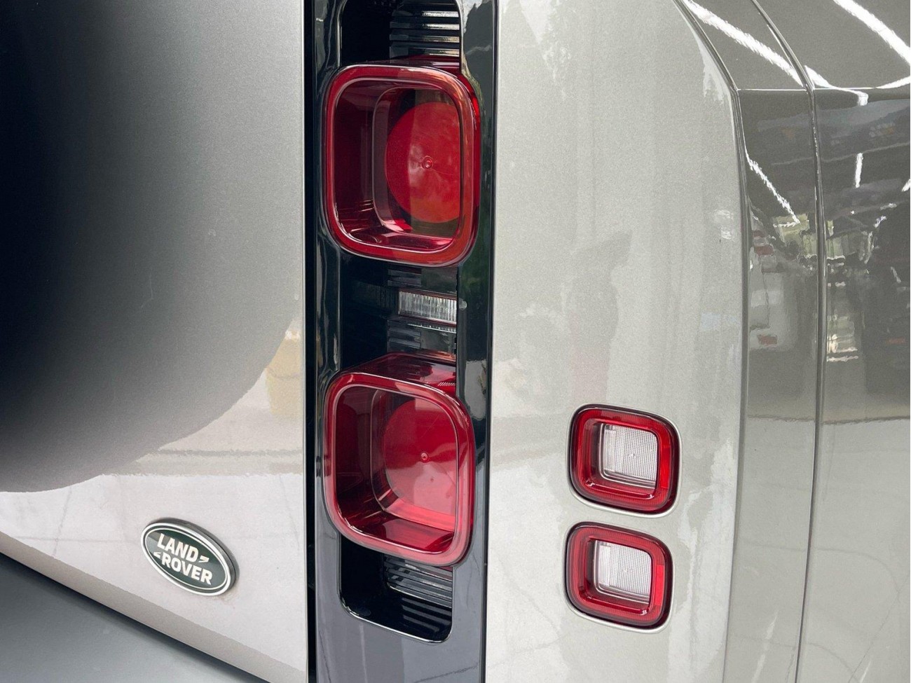 Land Rover Defender 2024