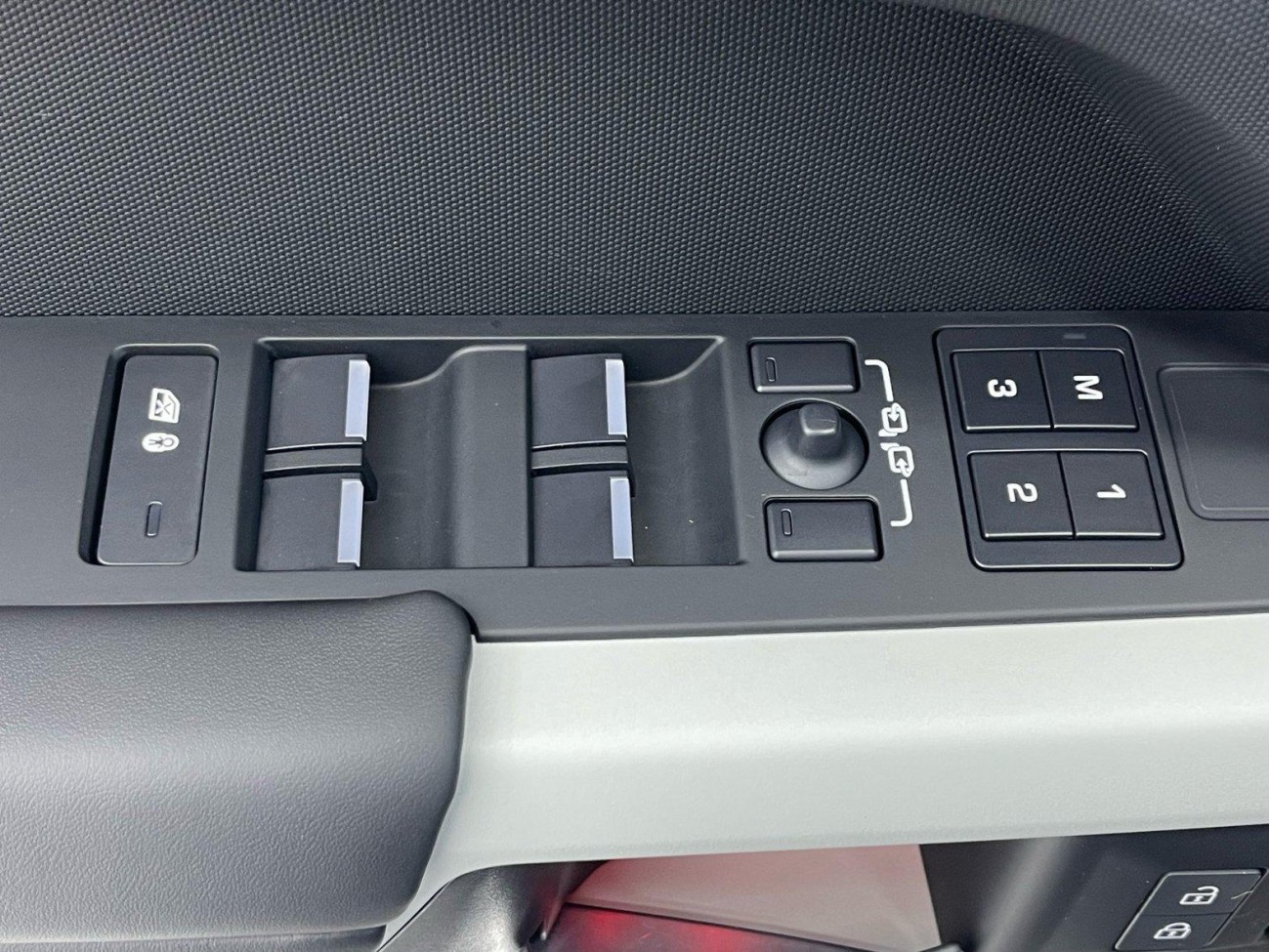 Land Rover Defender 2024