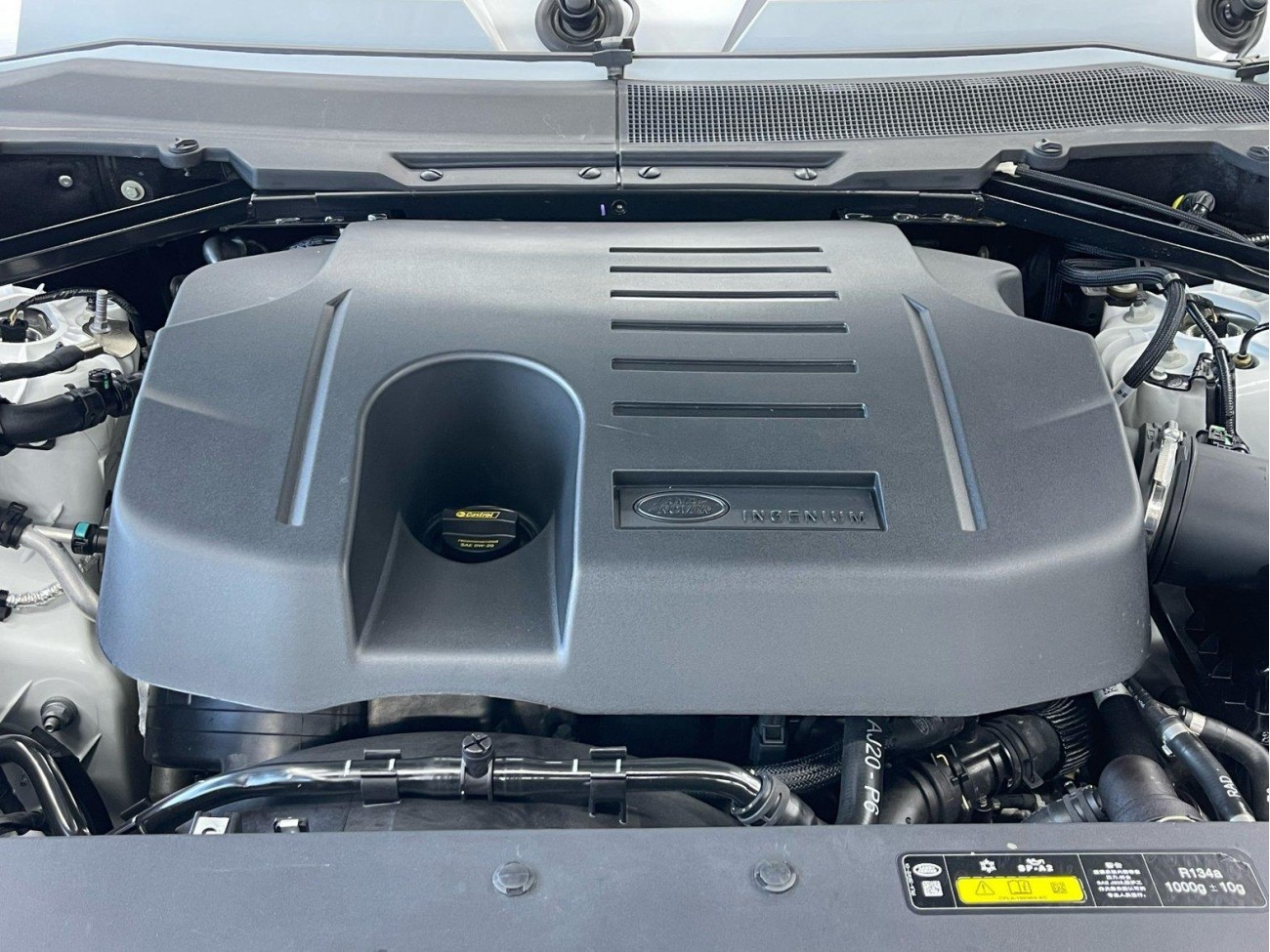 Land Rover Defender 2024
