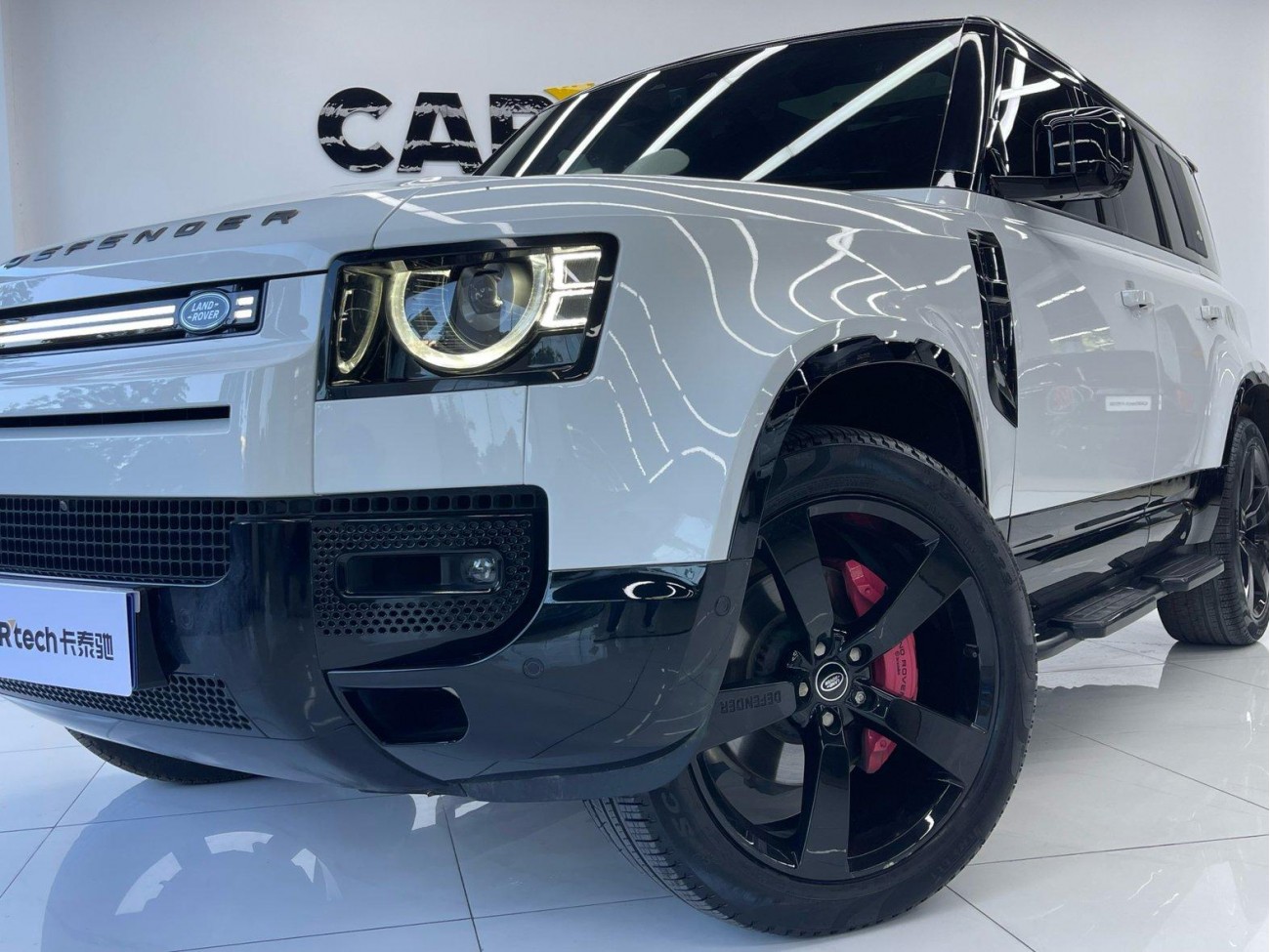 Land Rover Defender 2024