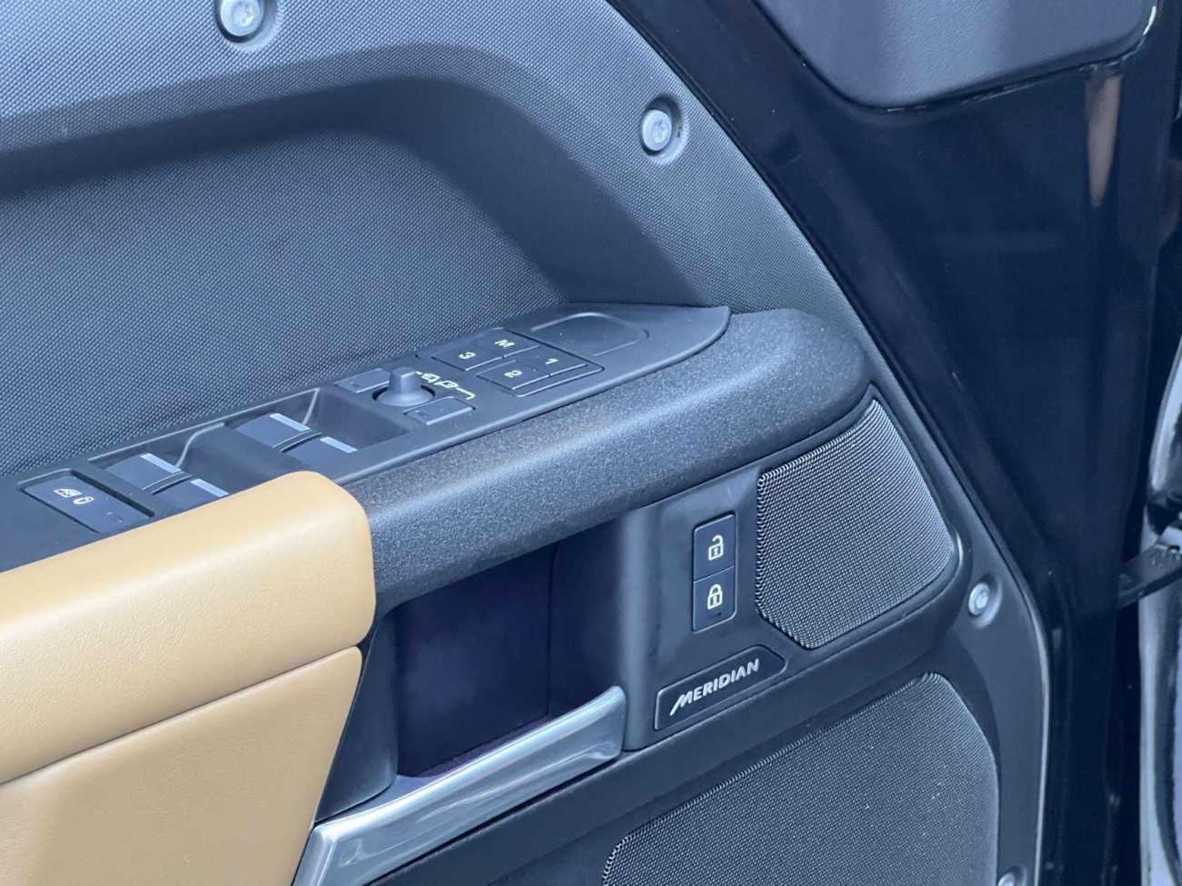 Land Rover Defender 2025
