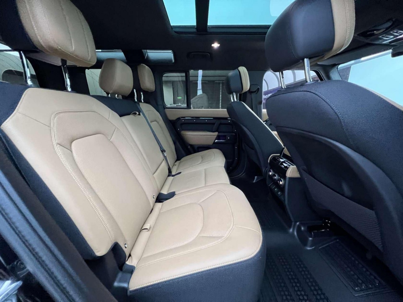 Land Rover Defender 2025
