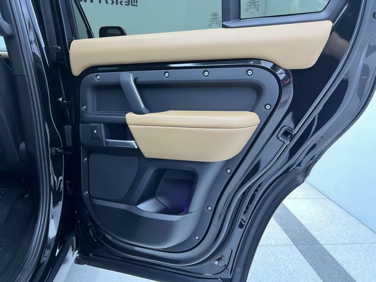 Land Rover Defender 2025