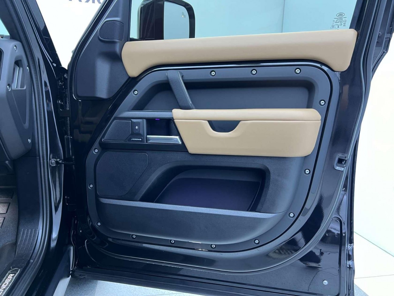 Land Rover Defender 2025