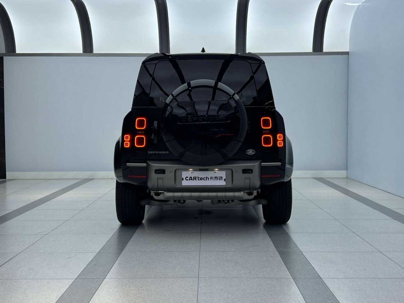 Land Rover Defender 2025