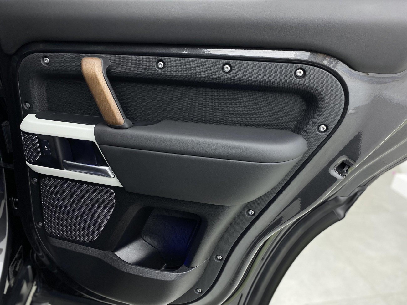 Land Rover Defender 2023