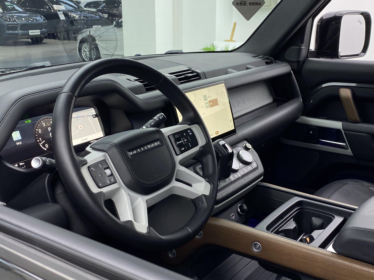 Land Rover Defender 2023