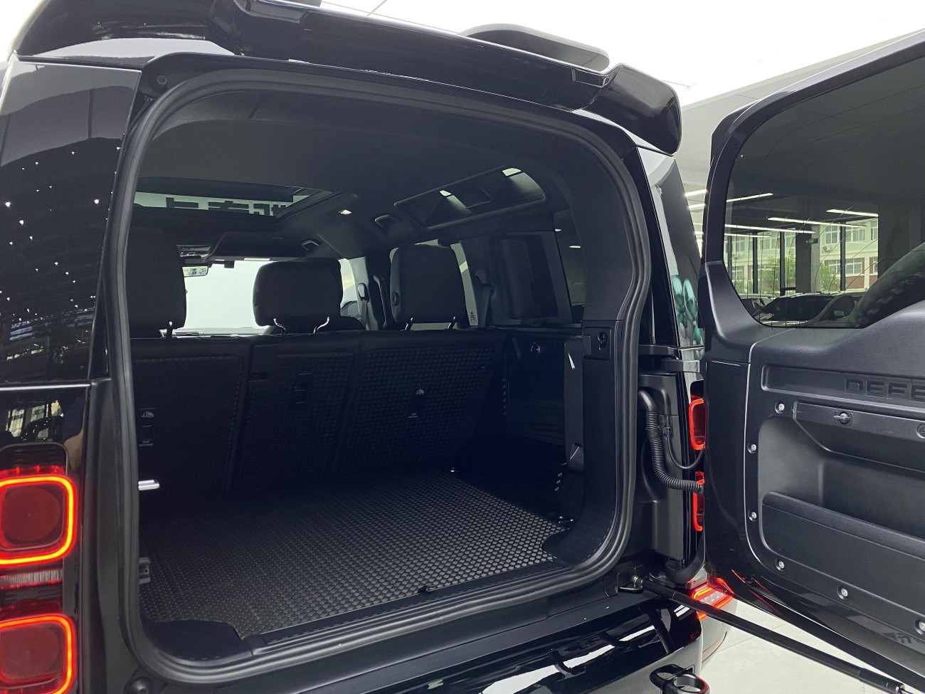 Land Rover Defender 2023