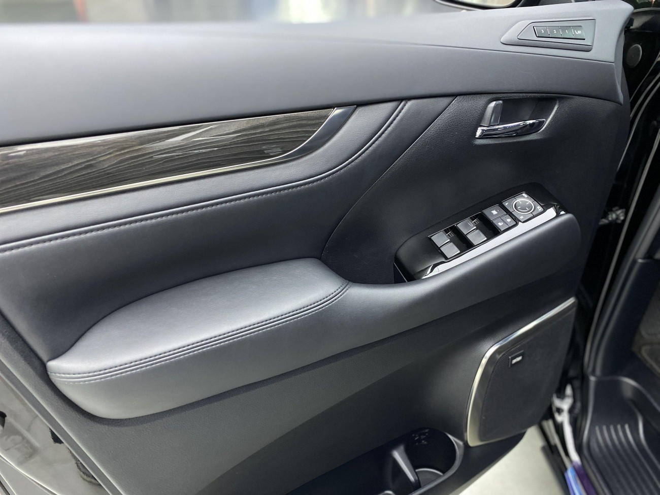 Lexus LM 300h 2021