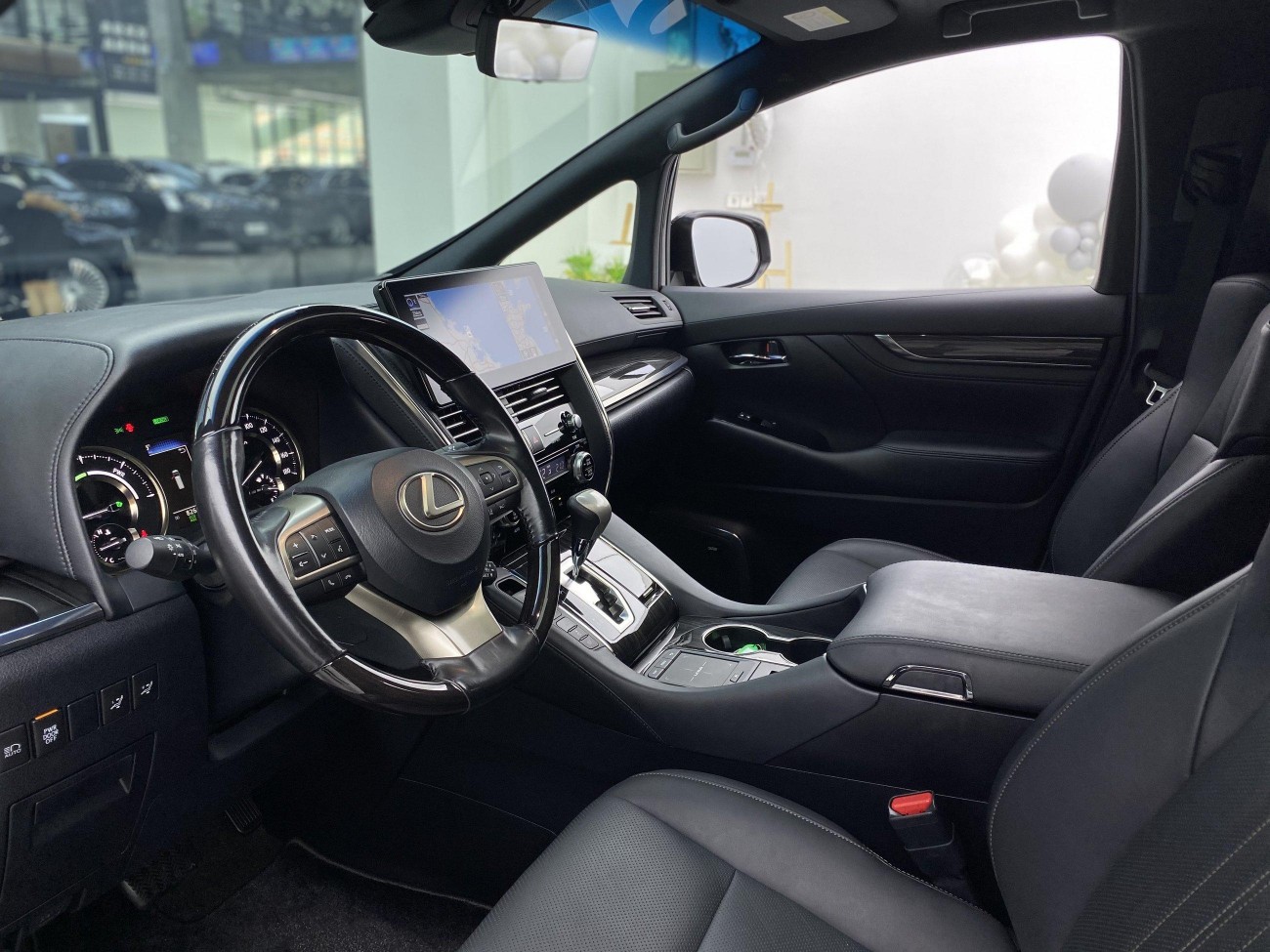 Lexus LM 300h 2021