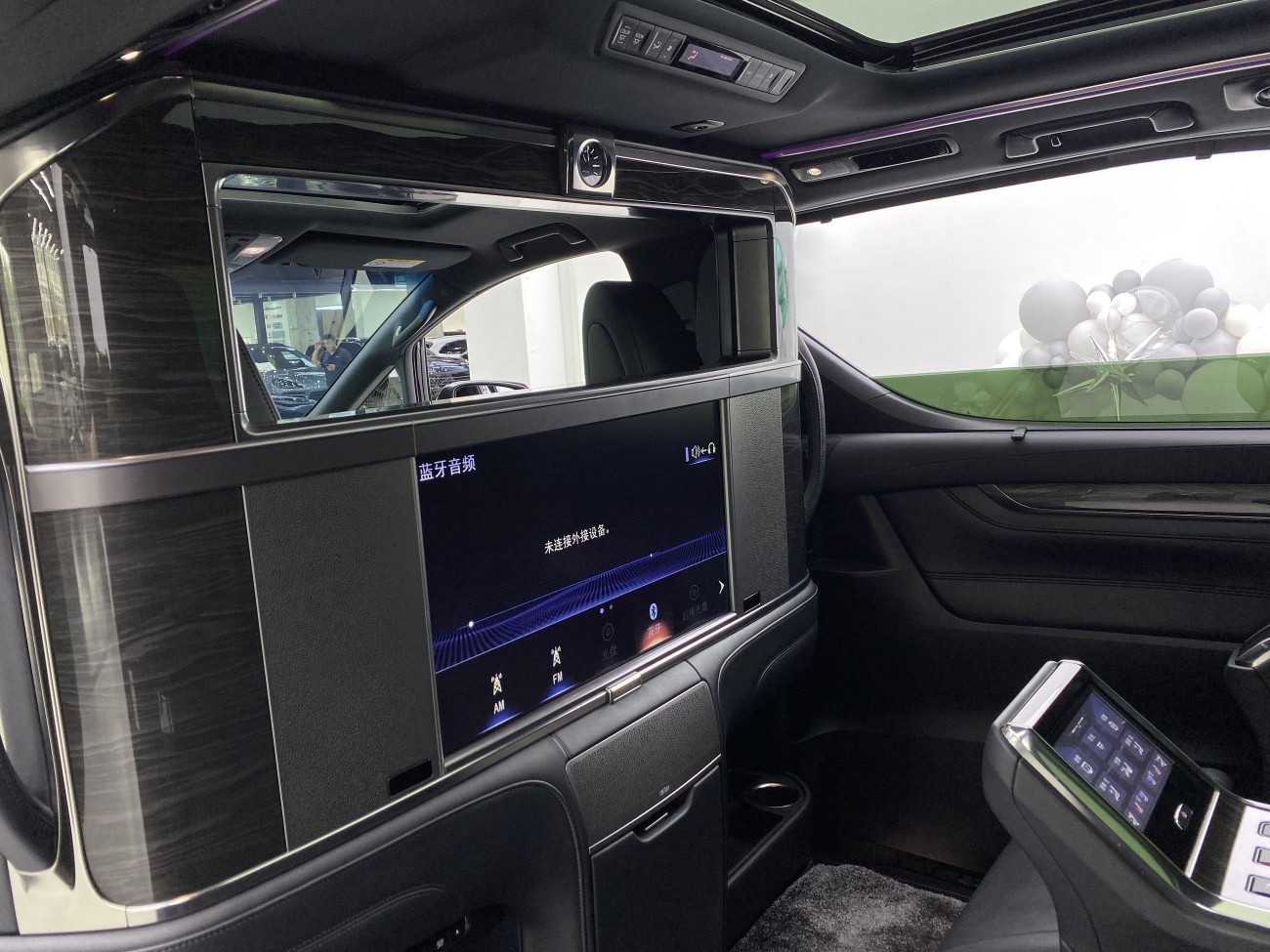 Lexus LM 300h 2021