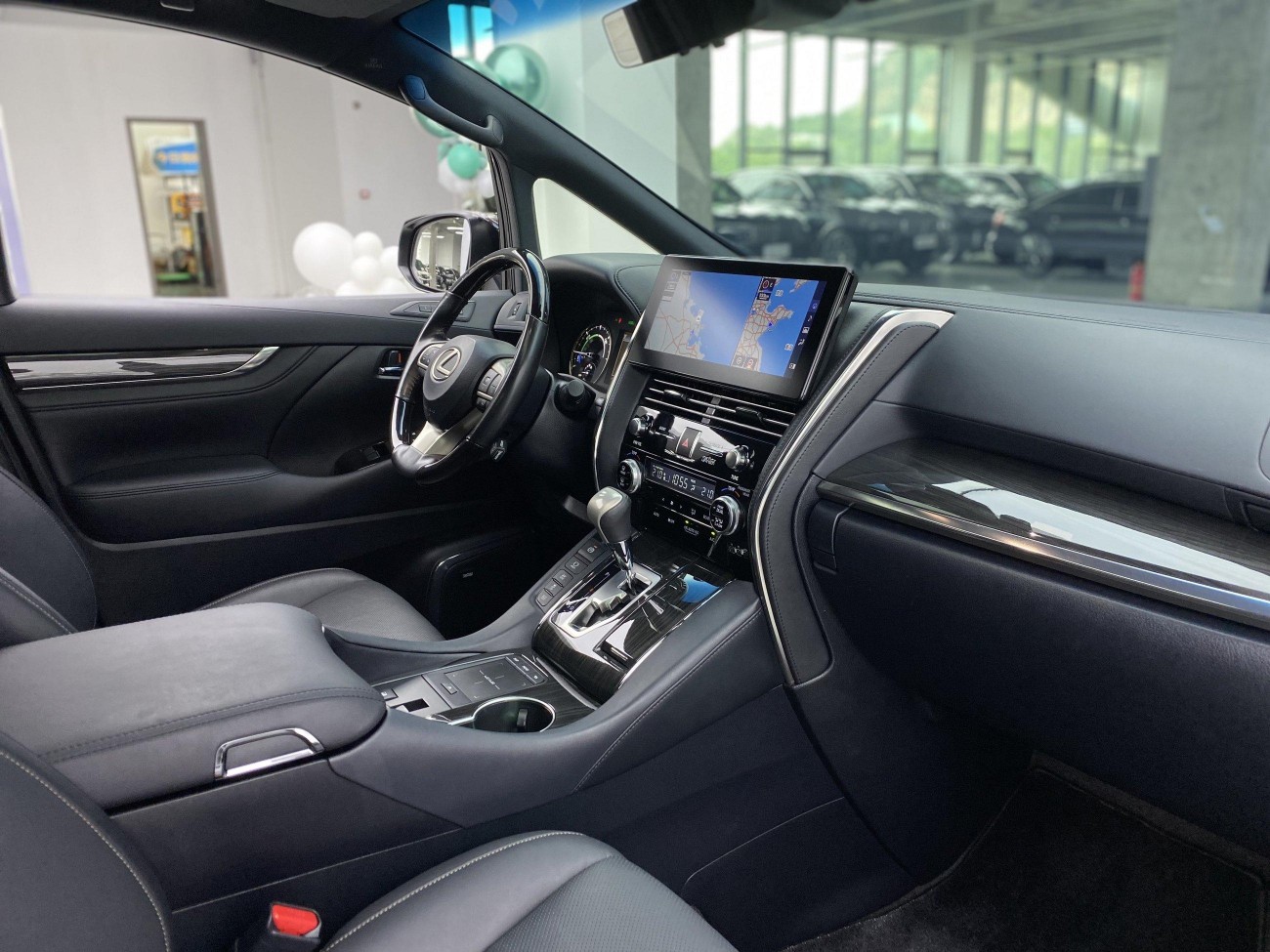 Lexus LM 300h 2021
