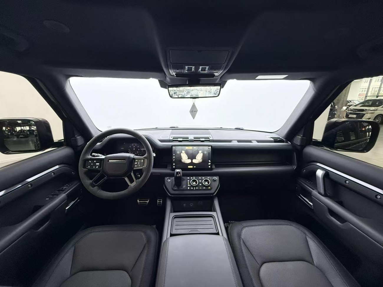 Land Rover Defender 2023
