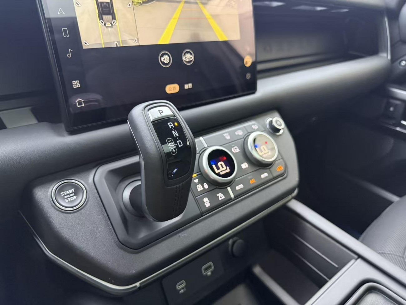 Land Rover Defender 2023