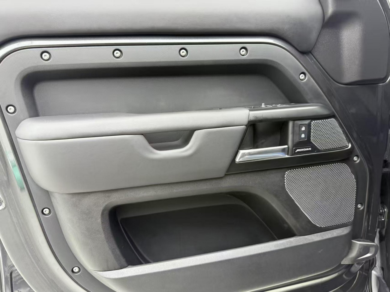 Land Rover Defender 2023