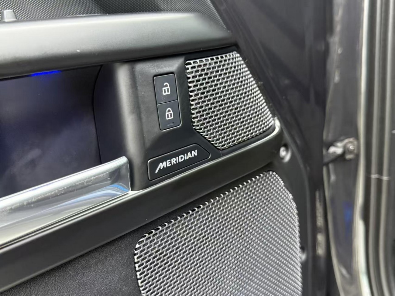 Land Rover Defender 2023