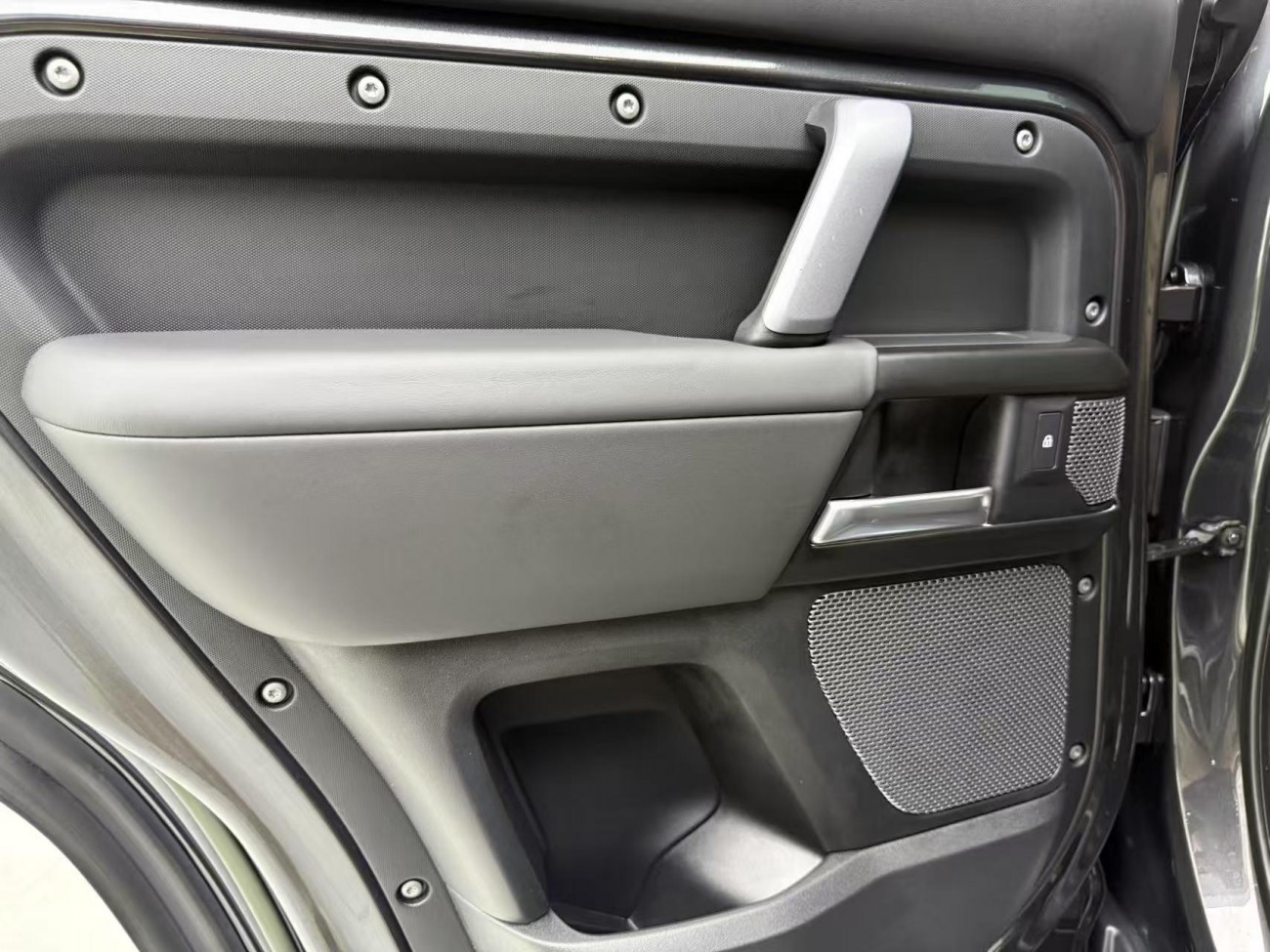 Land Rover Defender 2023