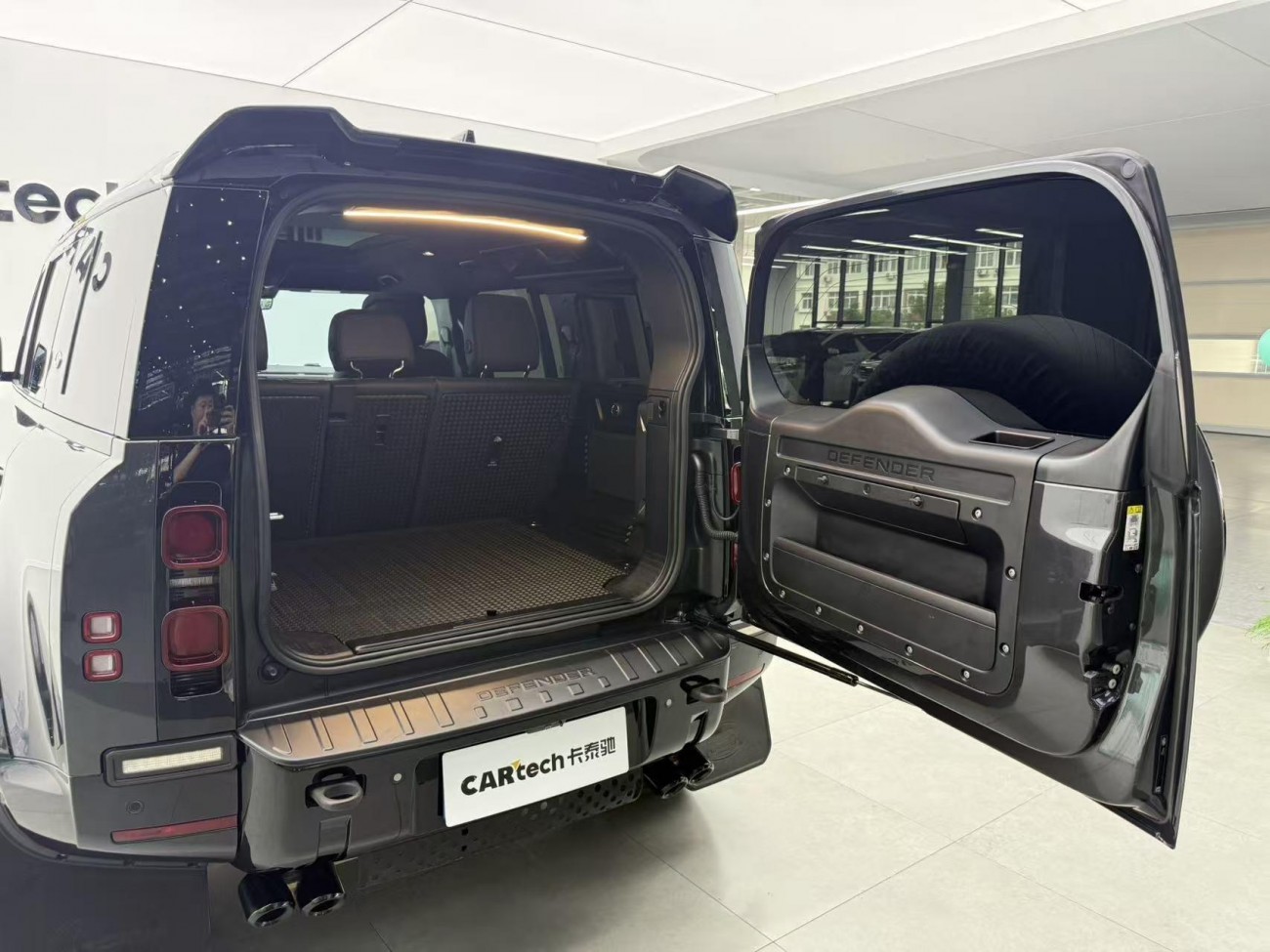 Land Rover Defender 2023