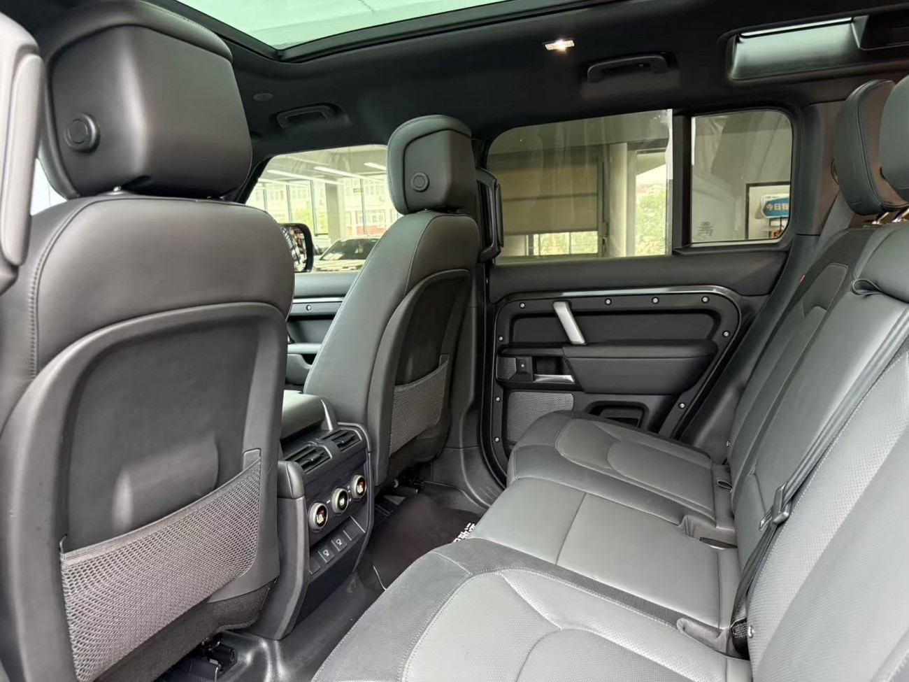 Land Rover Defender 2023