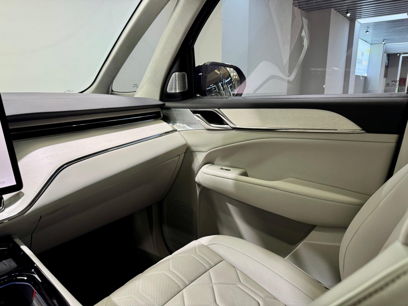 Volvo EM90 2025