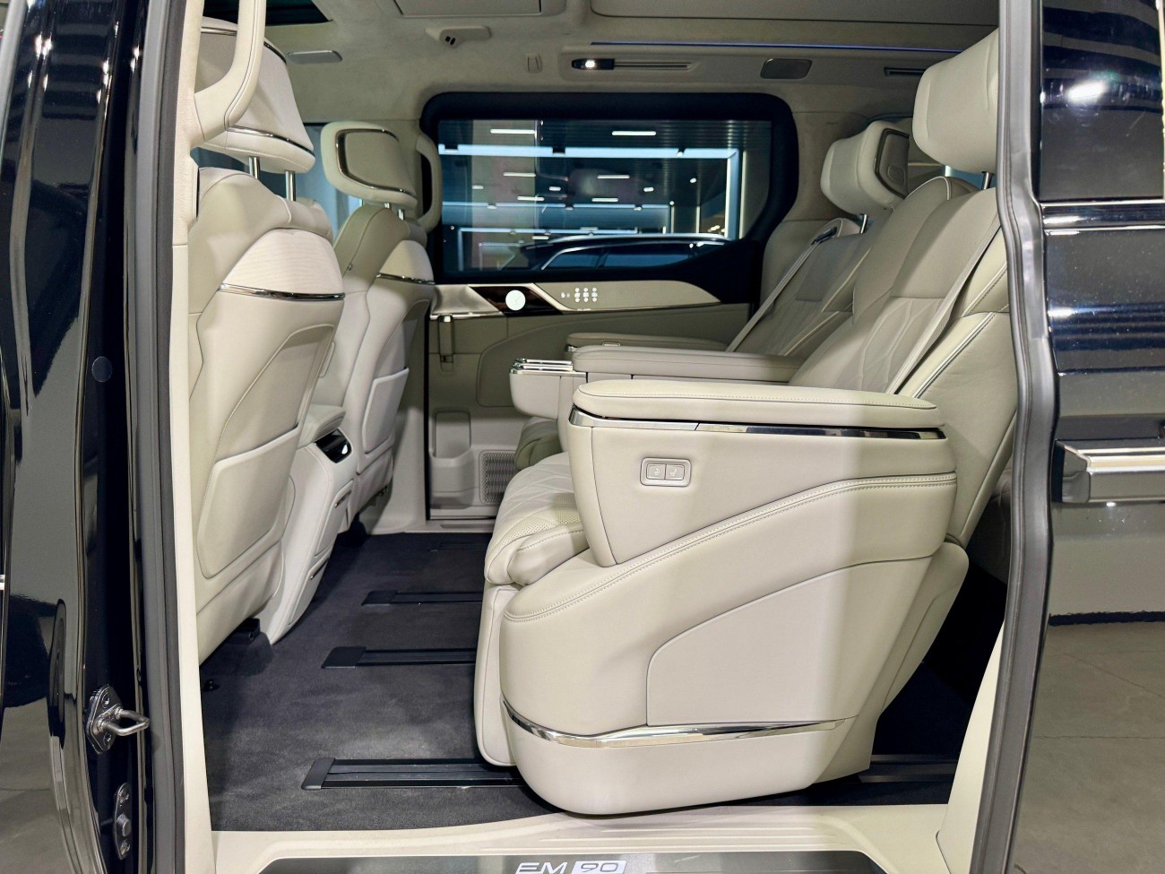 Volvo EM90 2025