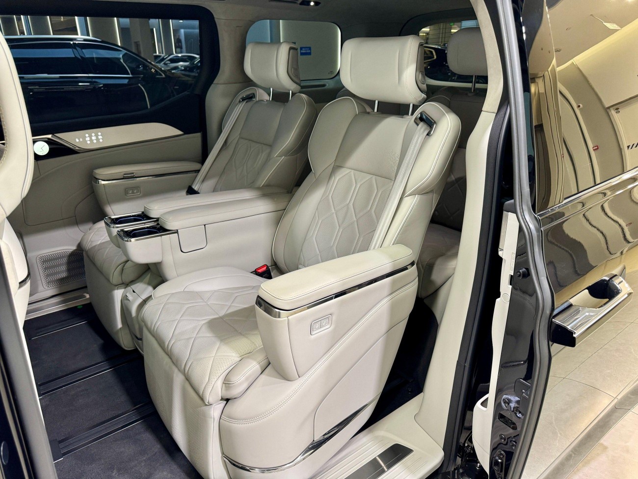 Volvo EM90 2025