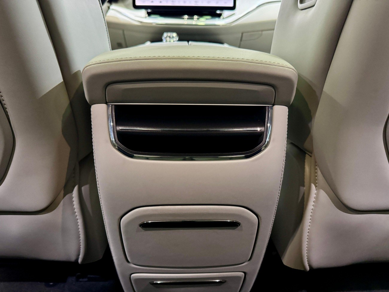 Volvo EM90 2025