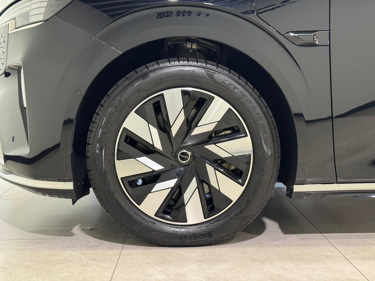 Volvo EM90 2025