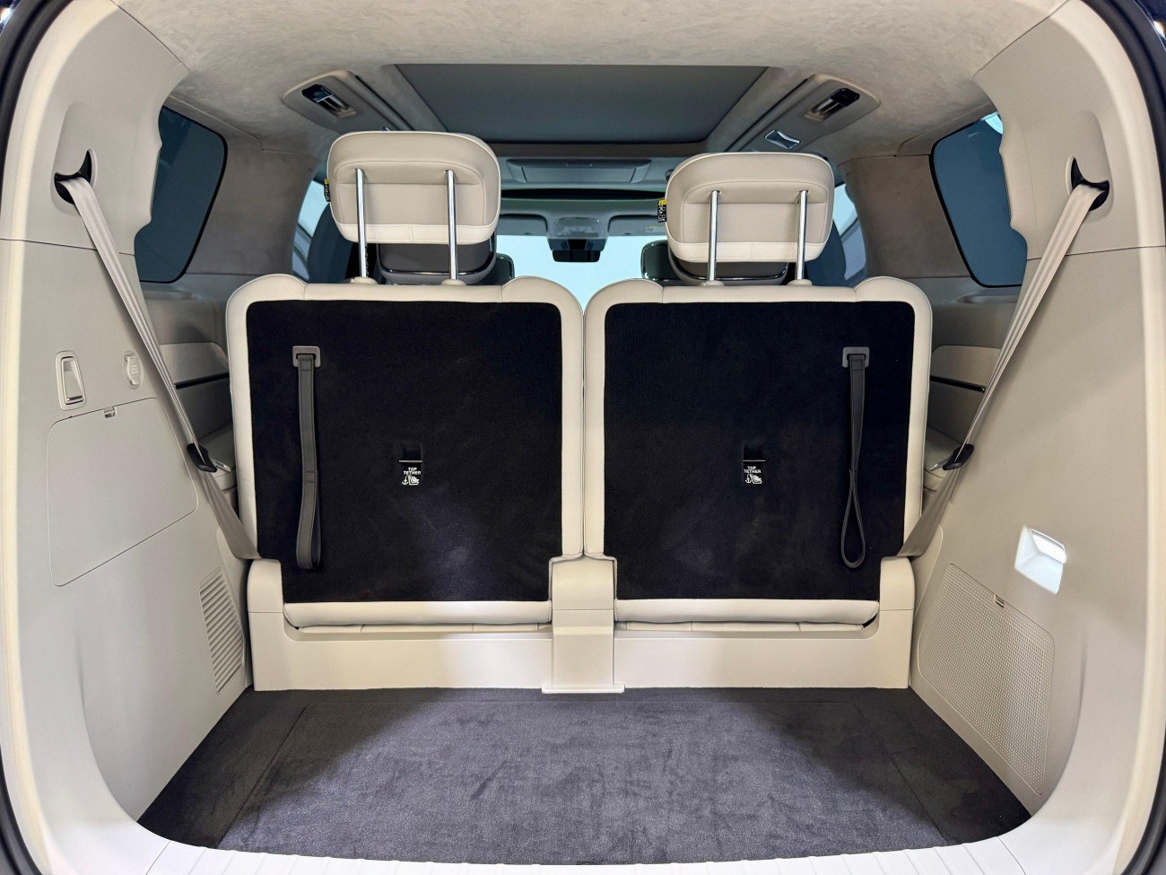 Volvo EM90 2025