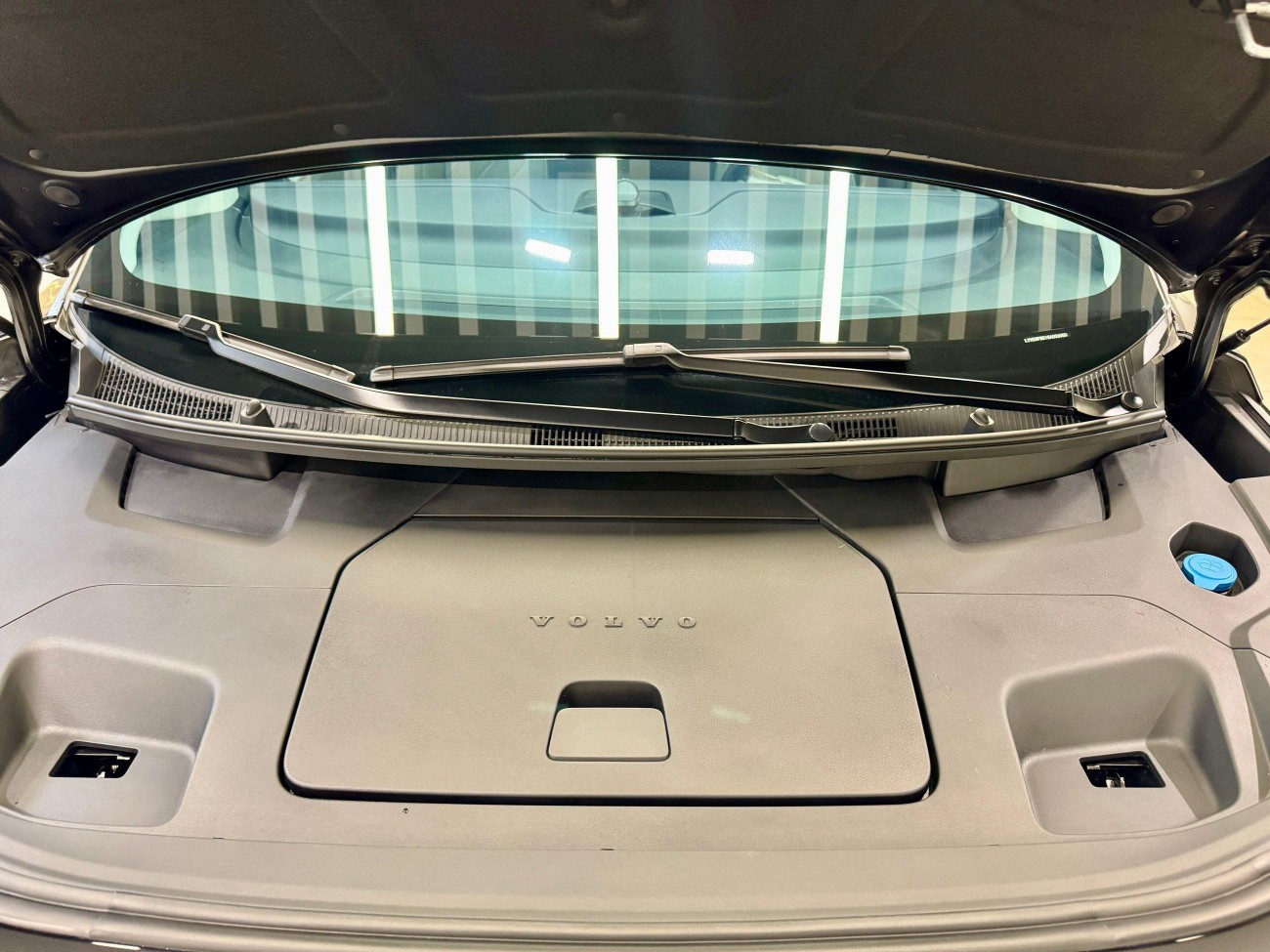 Volvo EM90 2025