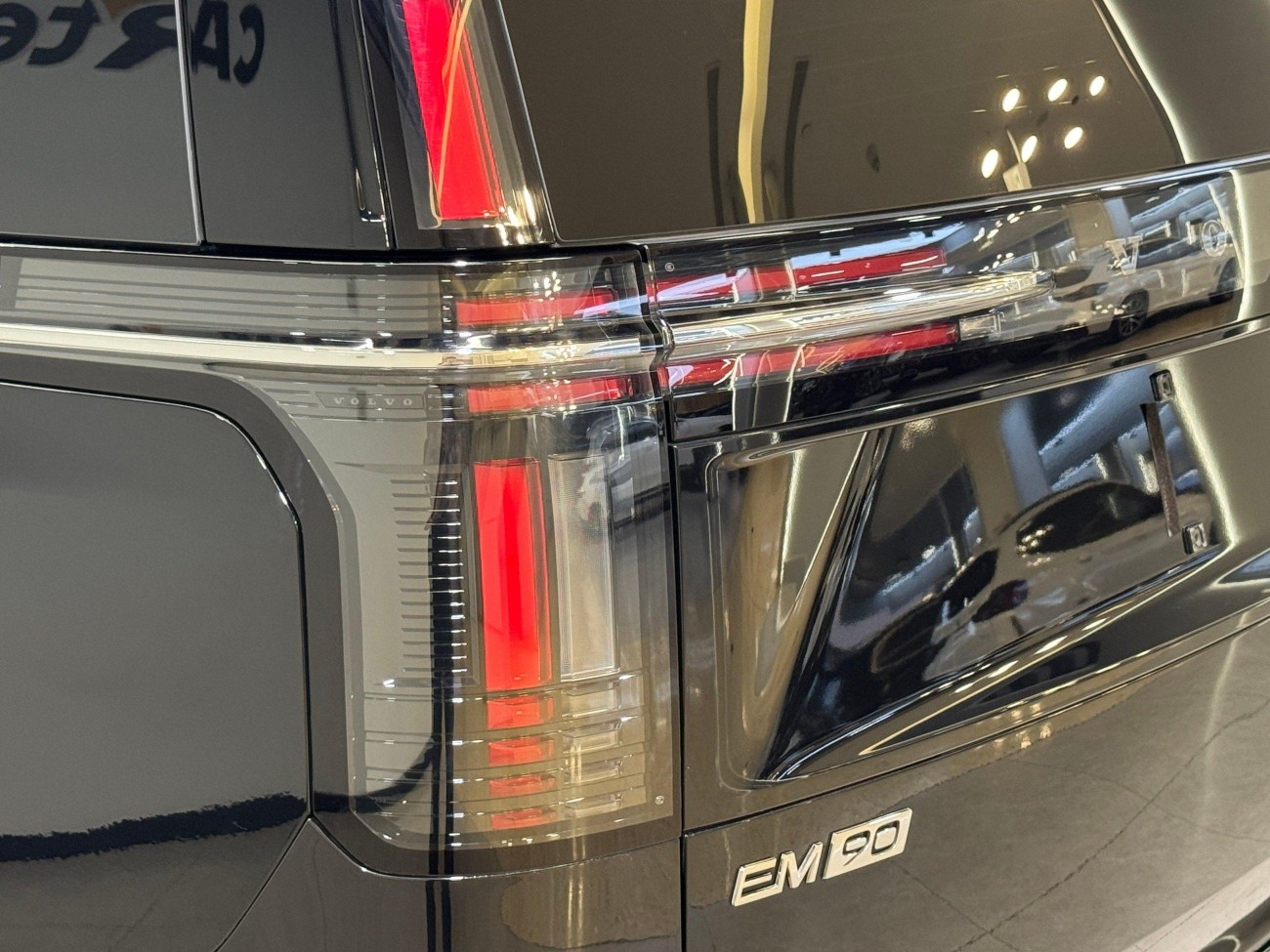 Volvo EM90 2025