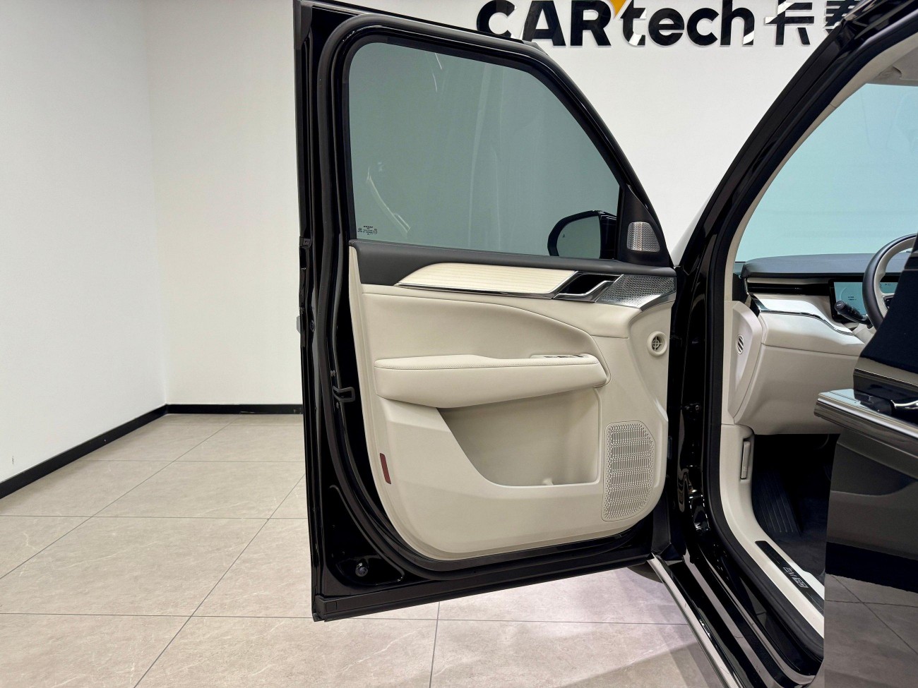 Volvo EM90 2025
