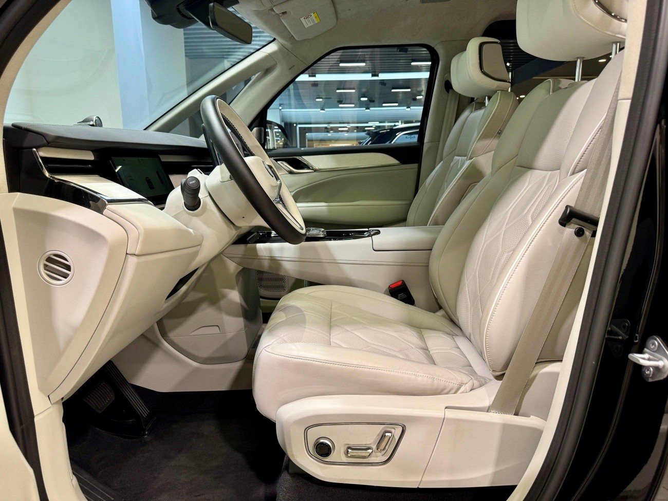 Volvo EM90 2025