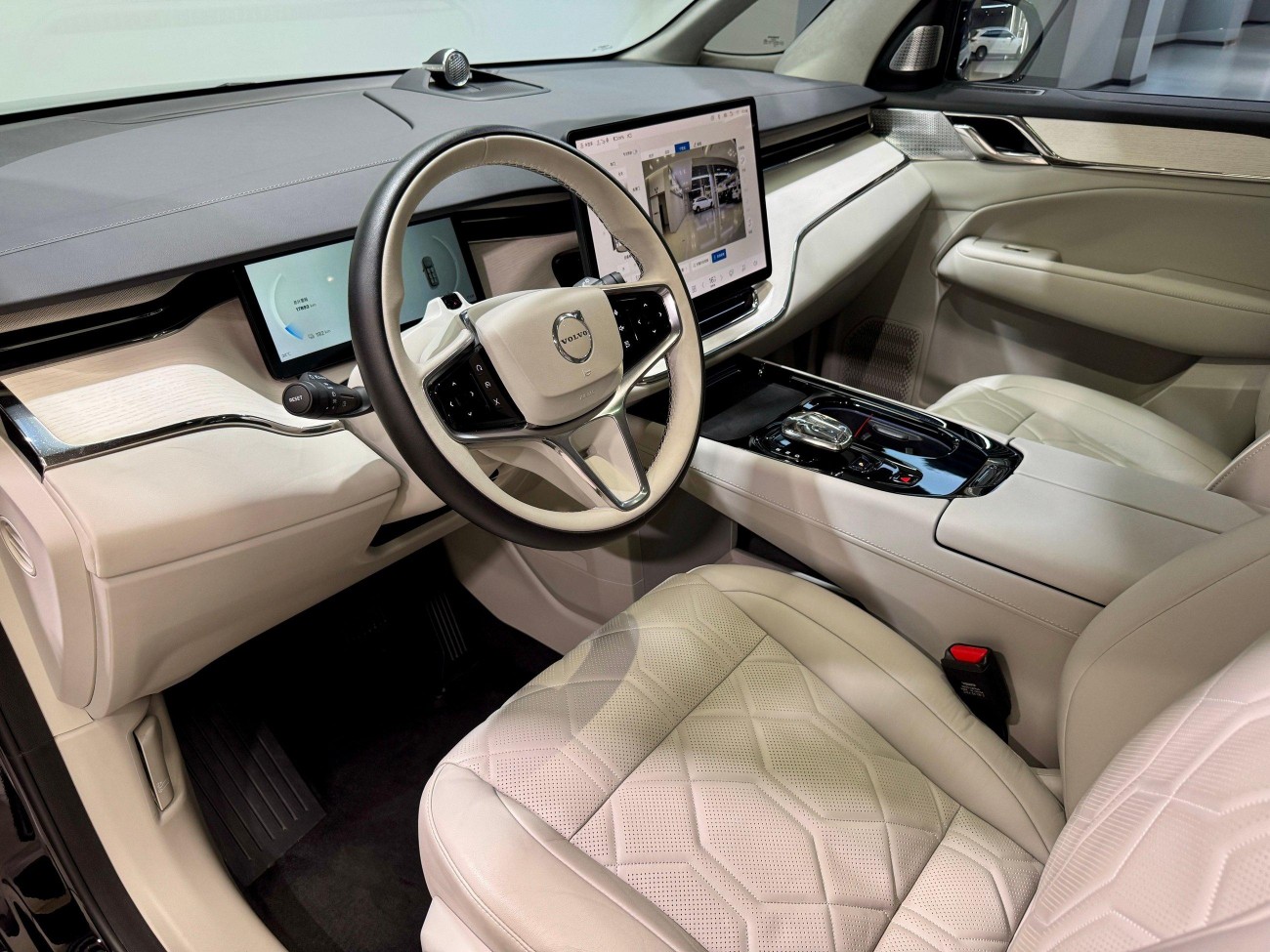Volvo EM90 2025