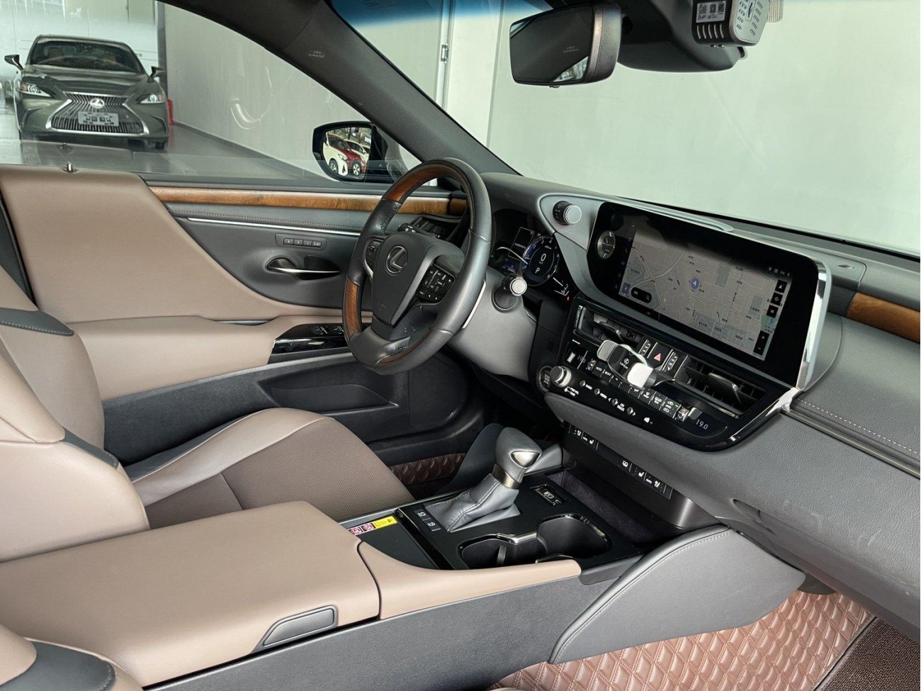 Lexus ES 200 2023