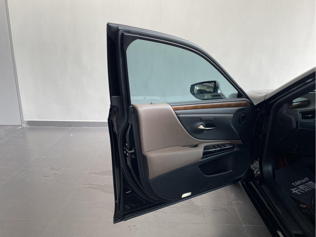 Lexus ES 200 2023