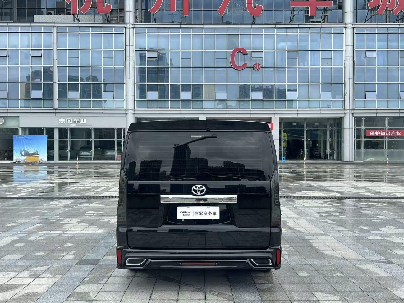 Toyota HiAce 2024