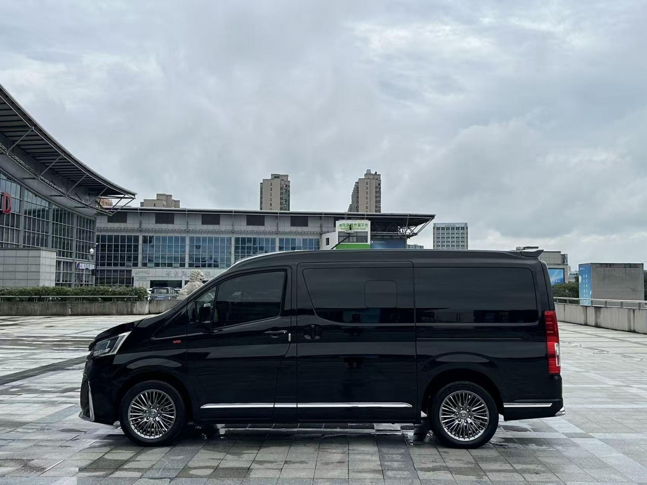 Toyota HiAce 2025