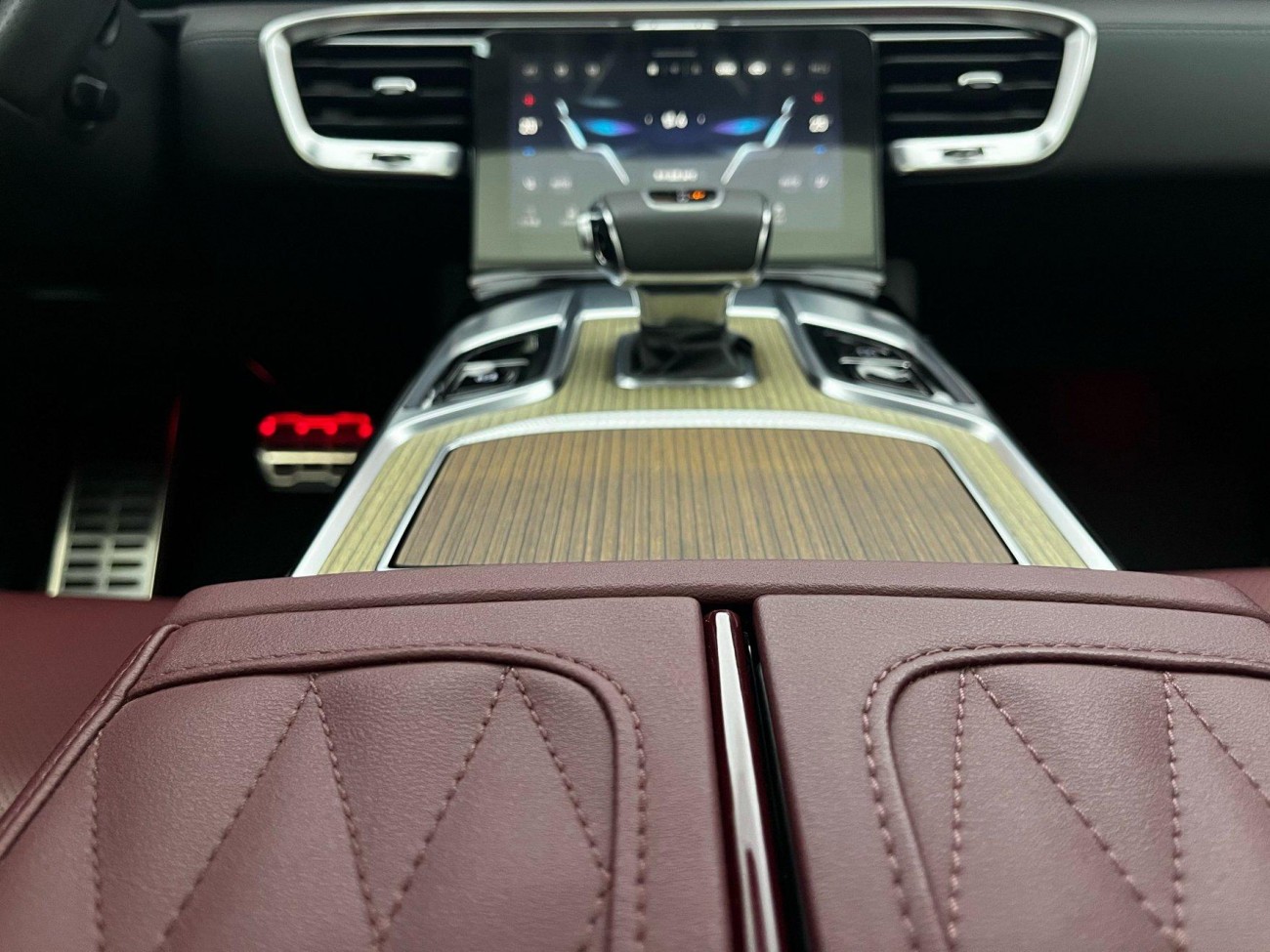 Hongqi E-HS9 2023