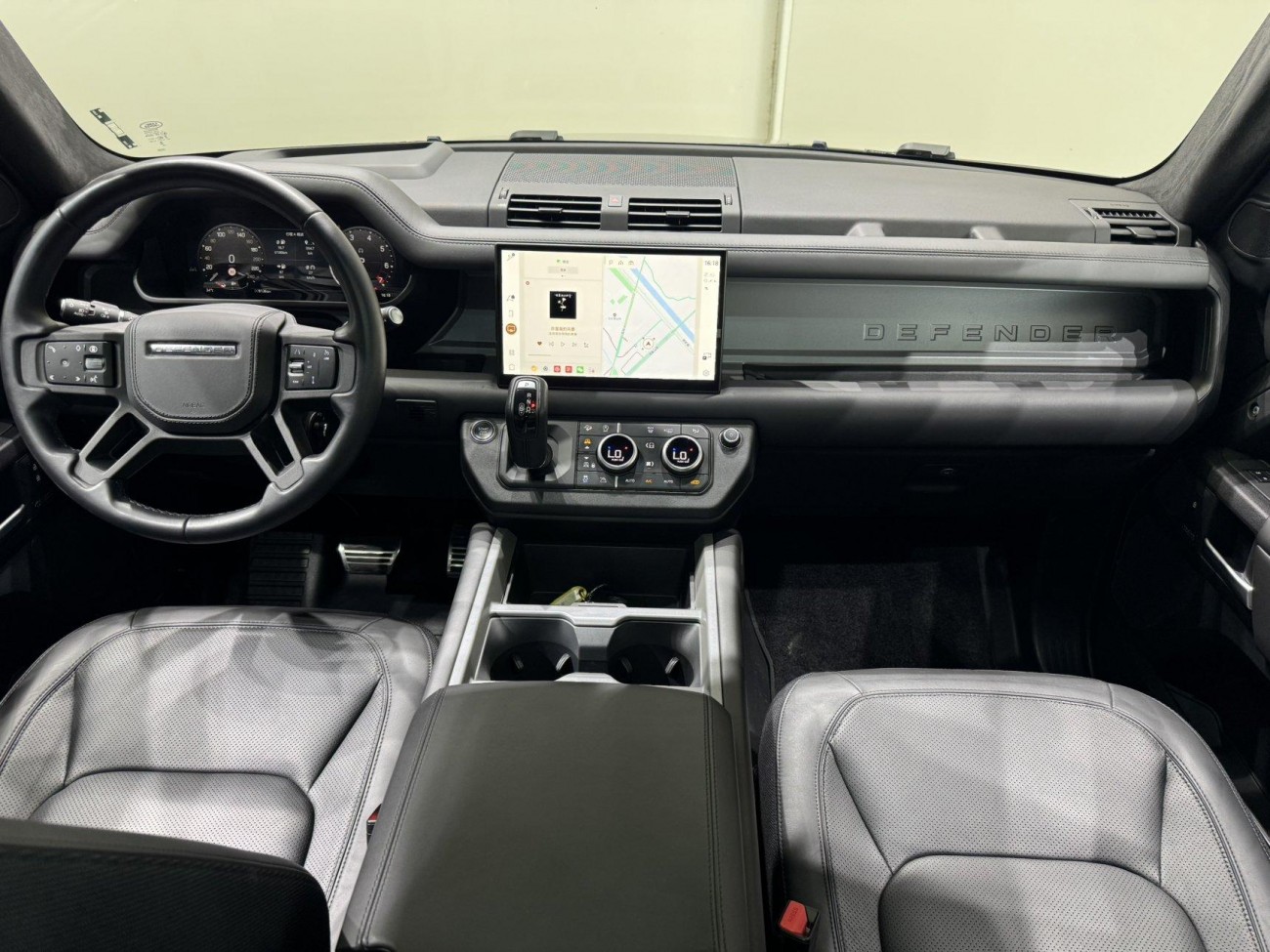 Land Rover Defender 2024