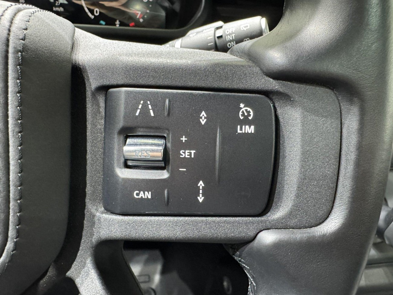 Land Rover Defender 2024