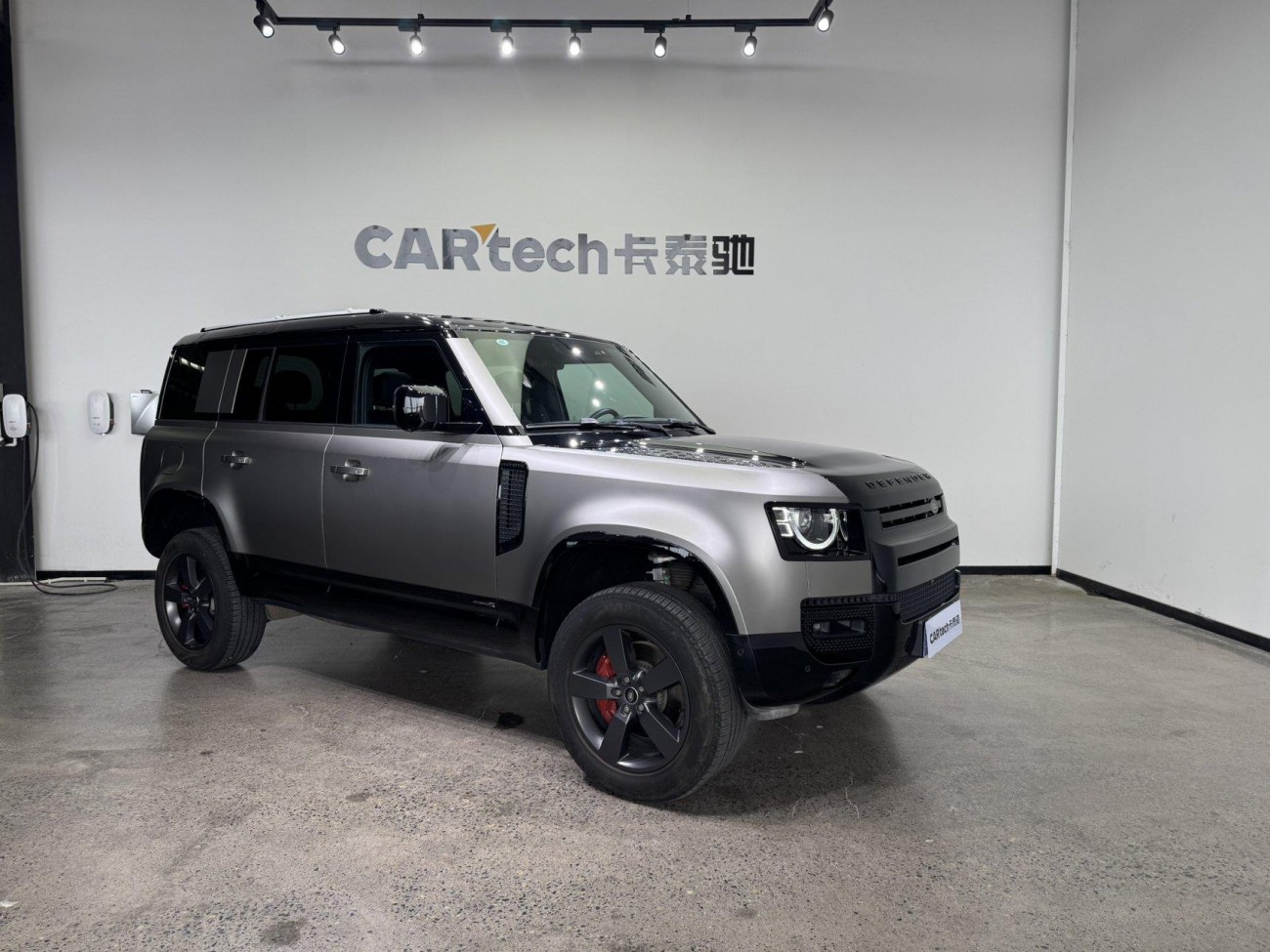 Land Rover Defender 2024