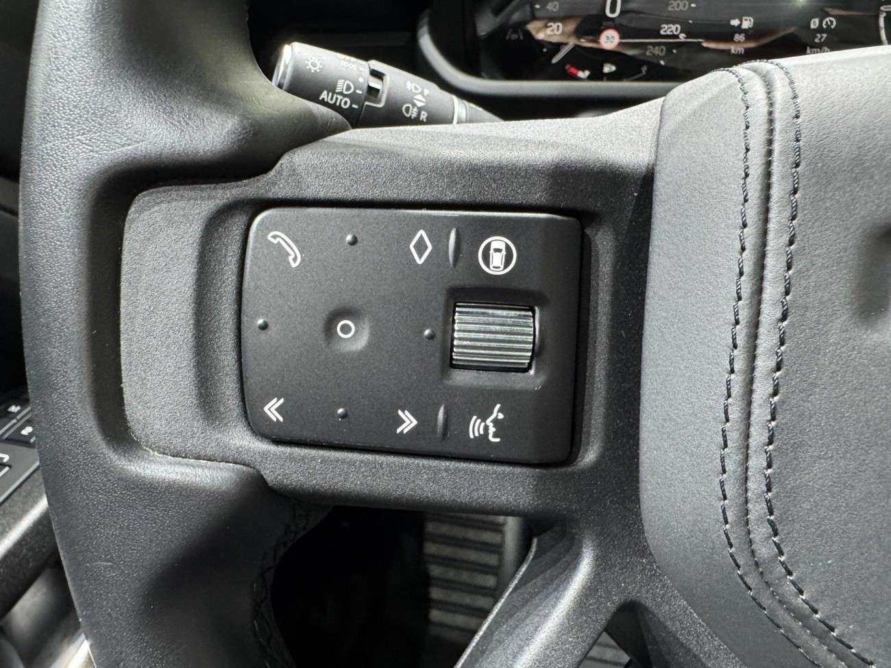 Land Rover Defender 2024