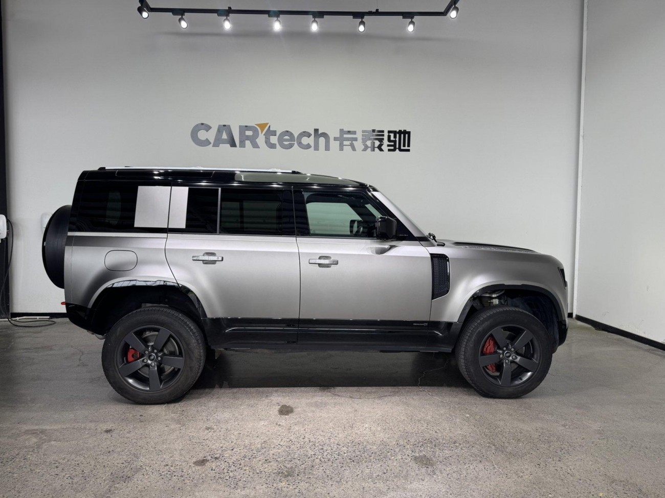 Land Rover Defender 2024