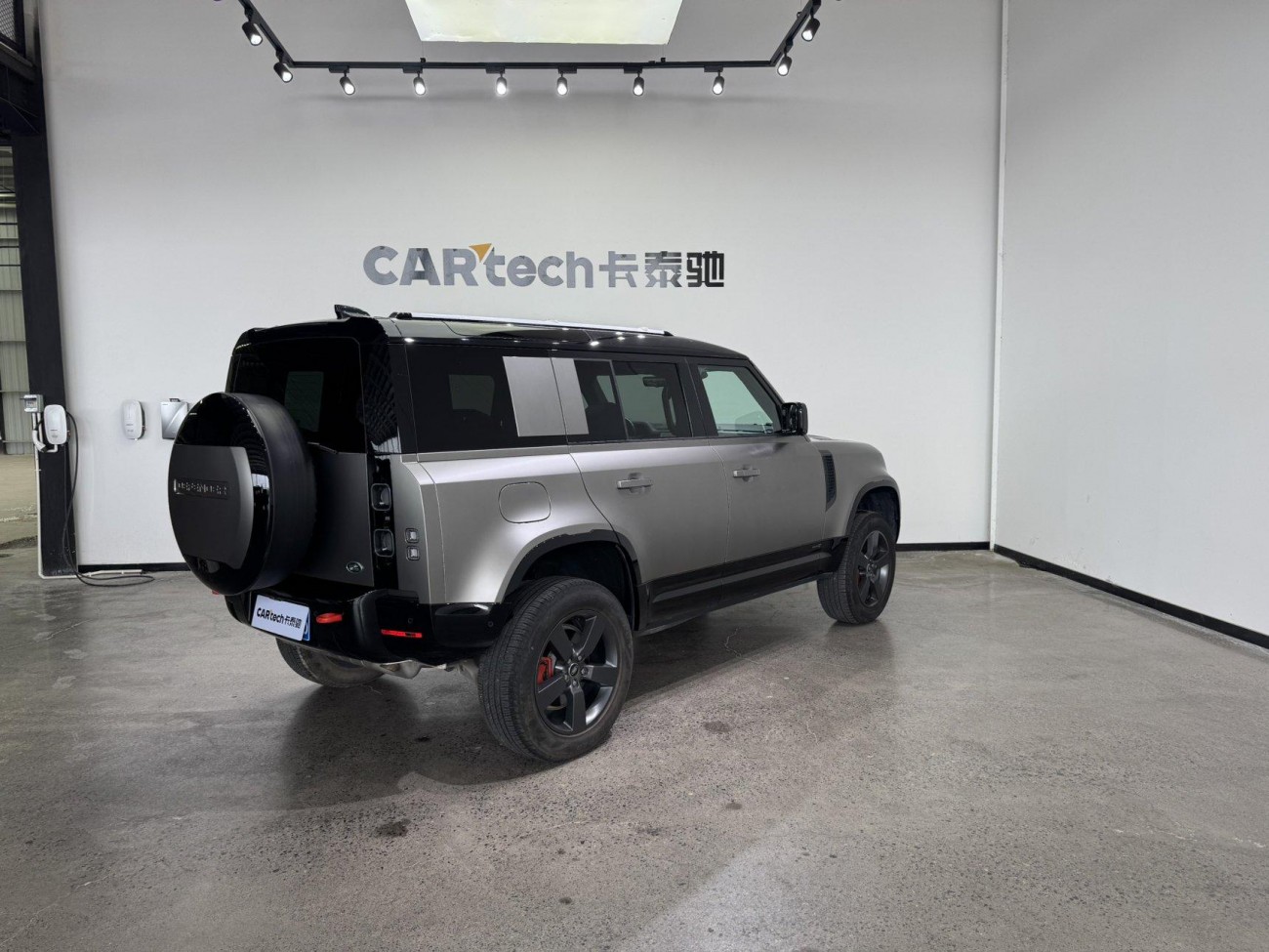 Land Rover Defender 2024