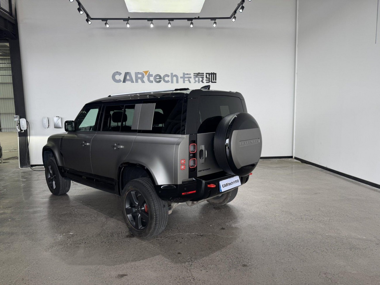 Land Rover Defender 2024