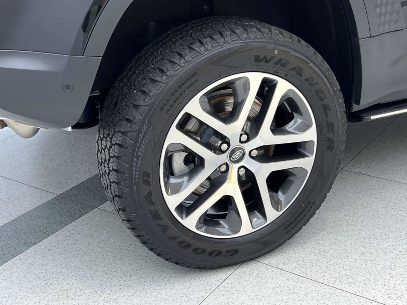 Land Rover Defender 2024