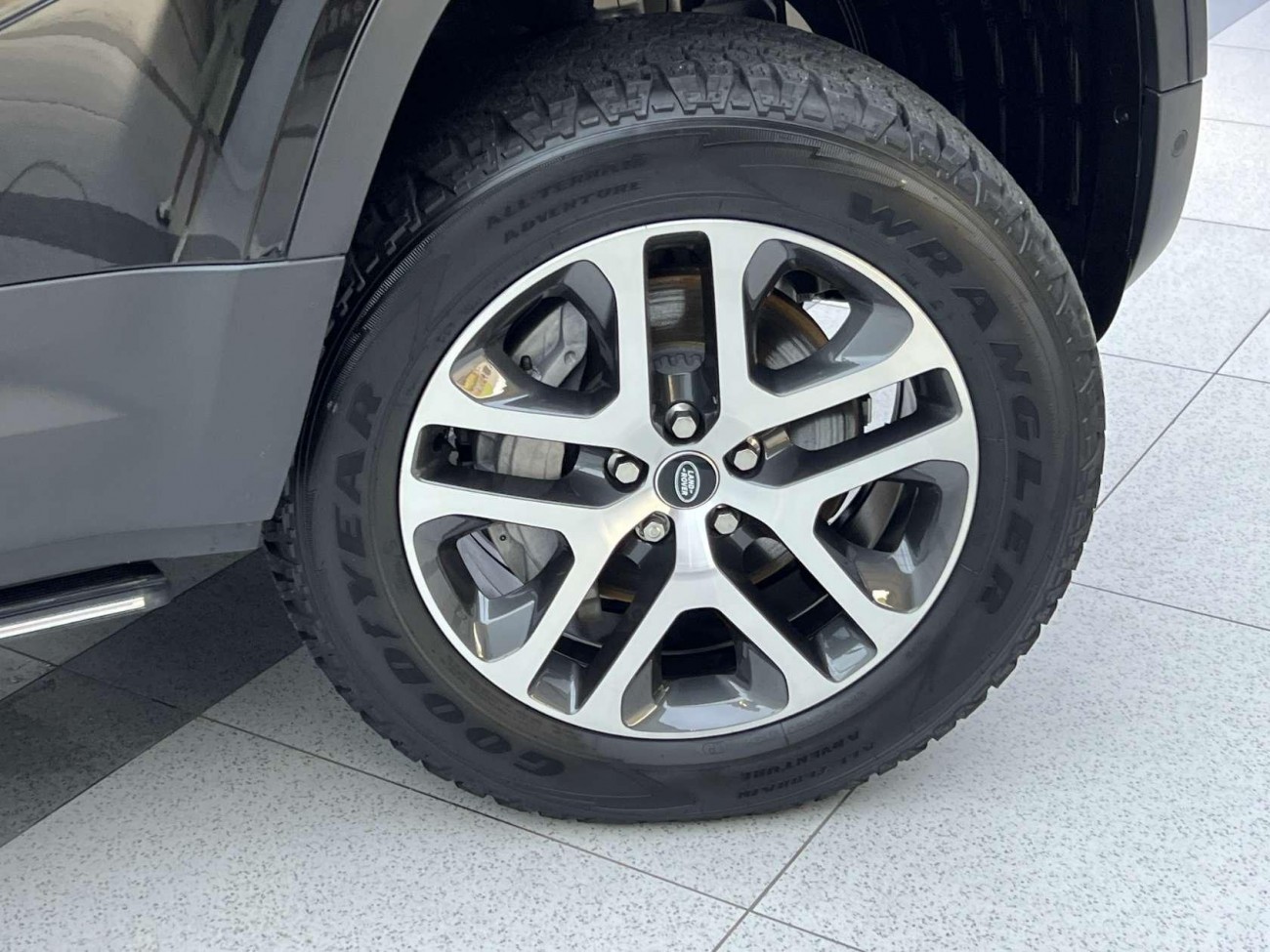Land Rover Defender 2024