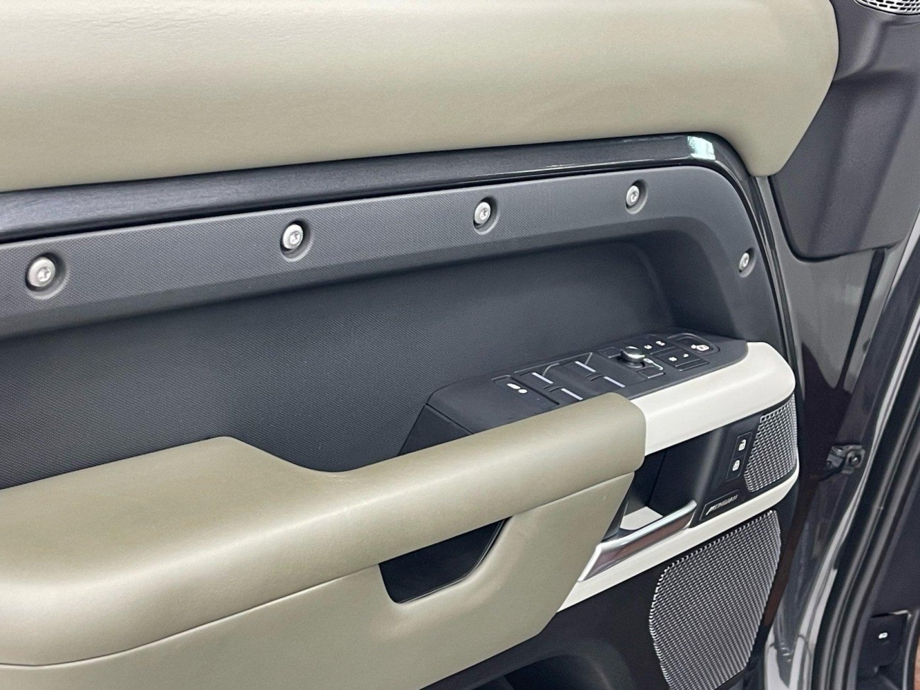 Land Rover Defender 2021